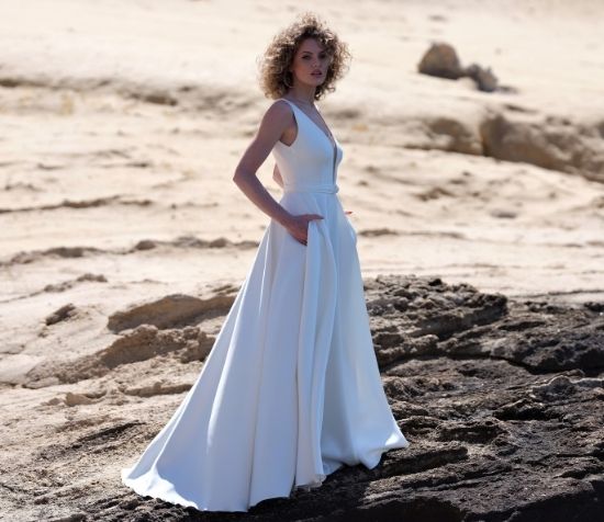 Zartes Brautkleid von Lilurose mit femininen Spitzen-Details und fließendem Rock, erhältlich bei Braut unterm Dach in Neu-Anspach